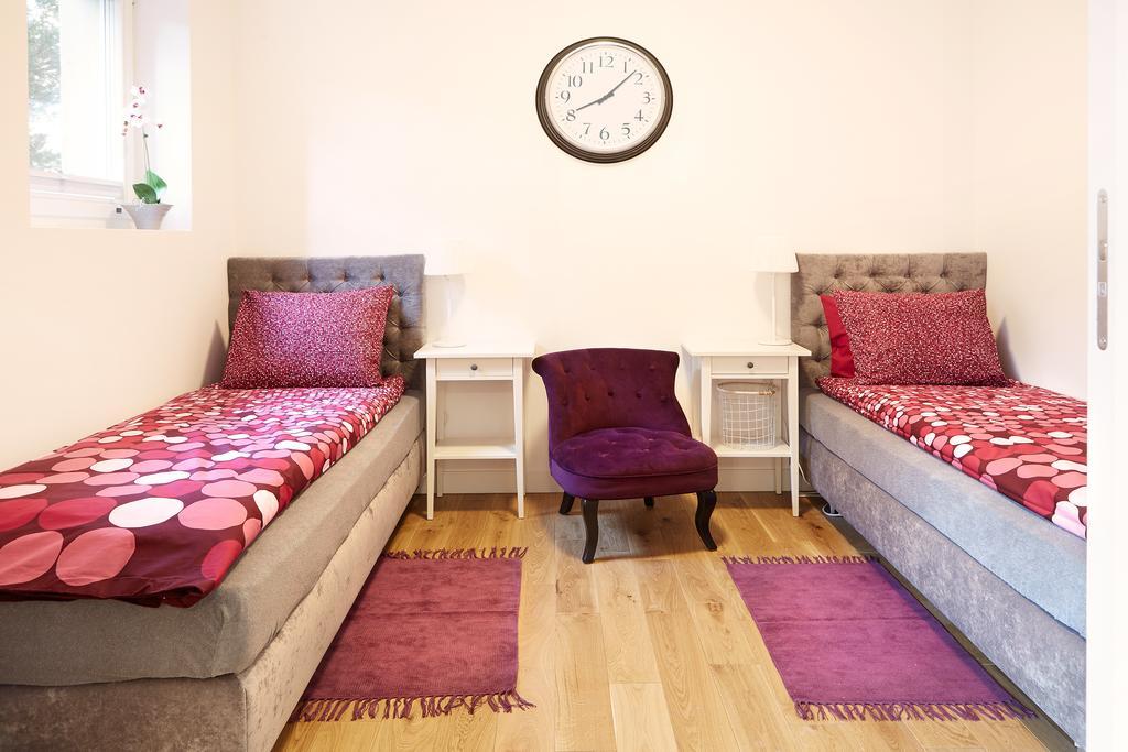 Ferienwohnung Lovely LUX Garden Flat near Royal Park Warschau Exterior foto